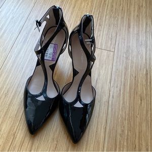 ISO Adrienne Vittadina Black patent pointy toed ankle strap heels